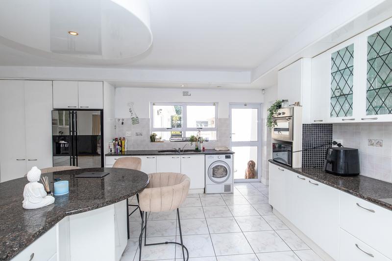 4 Bedroom Property for Sale in Constantia Western Cape